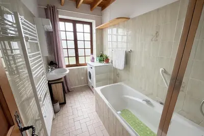 Salle de bains dans l'établissement Refuge familial près de la mer - Jardin & Parking