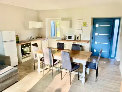 Cuisine ou kitchenette dans l'établissement Une escapade historique à quelques pas de la plage d'Omaha Beach