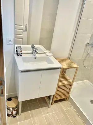 Salle de bains dans l'établissement Une escapade historique à quelques pas de la plage d'Omaha Beach