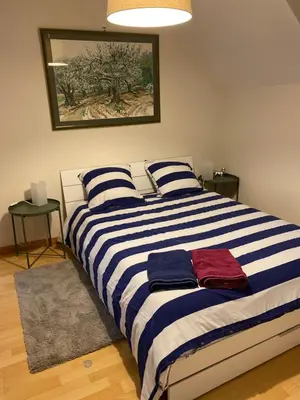 Un ou plusieurs lits dans un hébergement de l'établissement Maison 3 chambres, salle de gym, jardin et terrasse