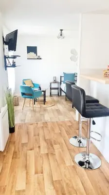 Télévision ou salle de divertissement dans l'établissement Le petit Cocon Bleu