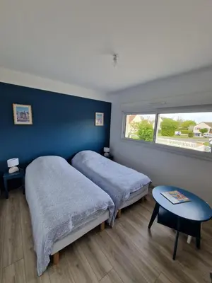 Un ou plusieurs lits dans un hébergement de l'établissement Maison plain-pied 4 chambres Graye sur mer plage à 700 m