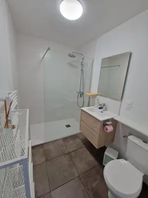 Salle de bains dans l'établissement Maison plain-pied 4 chambres Graye sur mer plage à 700 m