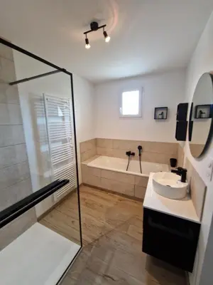 Salle de bains dans l'établissement Maison plain-pied 4 chambres Graye sur mer plage à 700 m