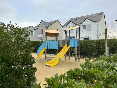 Aire de jeux pour enfants de l'établissement Entre Seulles & Mer proche port de Plaisance