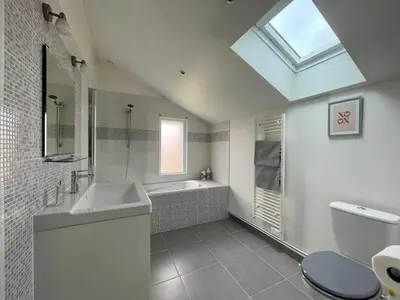 Salle de bains dans l'établissement La maison des Declos avec parking privé
