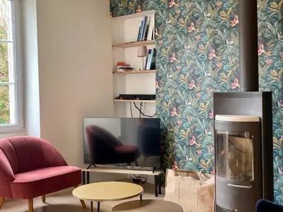 Télévision ou salle de divertissement dans l'établissement La maison des Declos avec parking privé