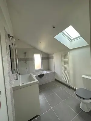 Salle de bains dans l'établissement La maison des Declos avec parking privé