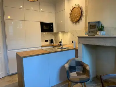 Cuisine ou kitchenette dans l'établissement Charmante petite maison