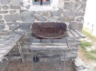 Barbecue disponible mis à disposition des clients de la maison de vacances