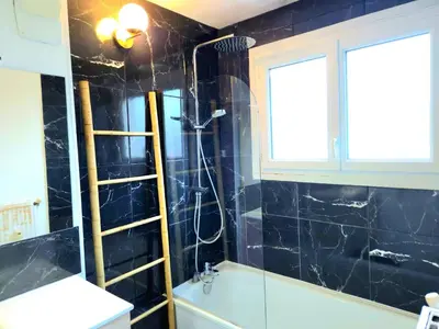 Salle de bains dans l'établissement Appartement Spacieux & Parking