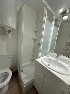 Salle de bains dans l'établissement Appartement Cosy, 400m plage proche centre ville