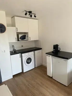 Cuisine ou kitchenette dans l'établissement Appartement Cosy, 400m plage proche centre ville