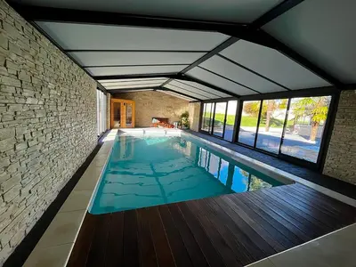 Piscine de l'établissement la Bastide du Laizon & Spa ou située à proximité