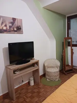 Télévision ou salle de divertissement dans l'établissement chambres d'hôtes du clos du roi