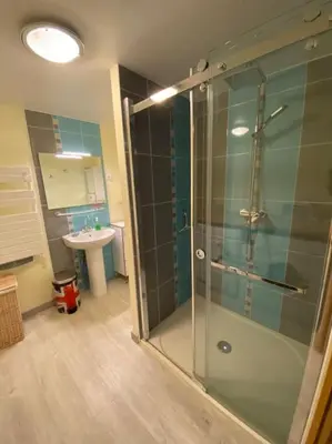 Salle de bains dans l'établissement Cancale « la ville es gris »