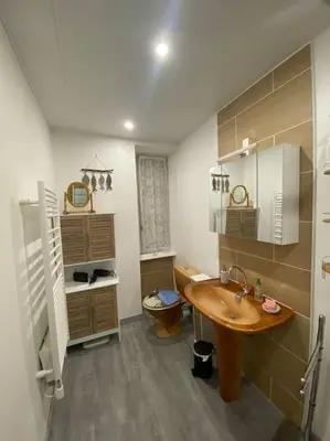Salle de bains dans l'établissement Cancale « la ville es gris »