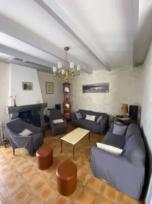 Coin salon dans l'établissement Cancale « la ville es gris »
