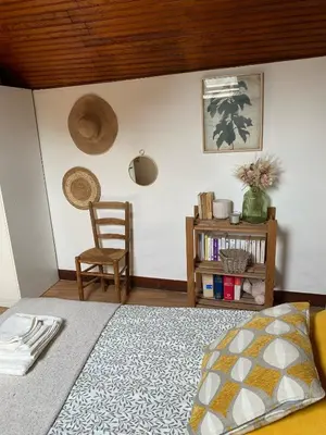 Un ou plusieurs lits dans un hébergement de l'établissement La maison des Teinturiers maison de ville avec jardin