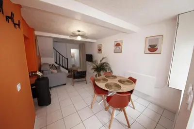 Coin salon dans l'établissement Gîte La Foresienne