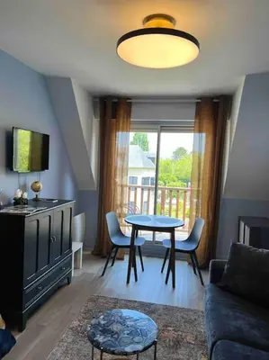 Coin salon dans l'établissement Appartement élégant et chaleureux