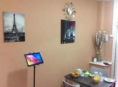 Télévision ou salle de divertissement dans l'établissement Hotel de la Paix