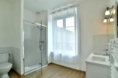 Salle de bains dans l'établissement La Brise Cancalaise - Maison typique avec vue mer