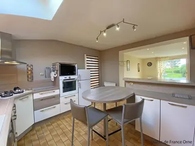 Cuisine ou kitchenette dans l'établissement Maison de charme en granit avec jardin clos, tout inclus, près de Domfront - FR-1-497-190