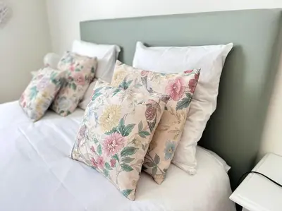 Un ou plusieurs lits dans un hébergement de l'établissement La Maison bleue - Plain-Pied proche plages et Caen