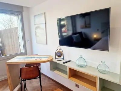 Télévision ou salle de divertissement dans l'établissement L'Instant Détente