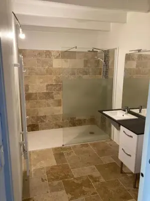 Salle de bains dans l'établissement La maisonnette de Naomi