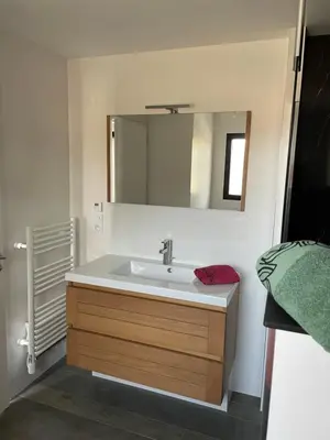 Salle de bains dans l'établissement AU CHARME DES MAREES