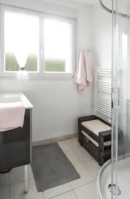 Salle de bains dans l'établissement Maison charmante à Portbail avec jardin et vue mer
