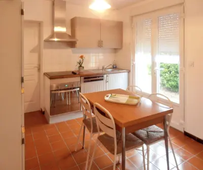 Cuisine ou kitchenette dans l'établissement Maison charmante à Portbail avec jardin et vue mer
