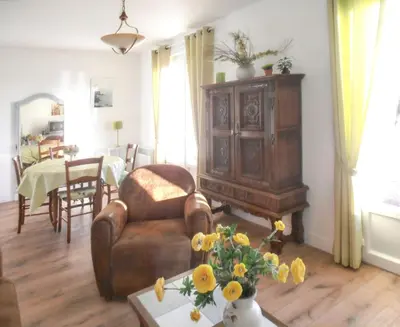 Coin salon dans l'établissement Maison charmante à Portbail avec jardin et vue mer