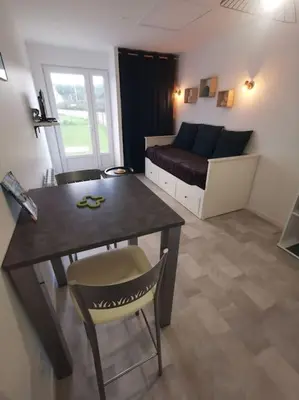 Coin salon dans l'établissement Ôcalme, Idéal à 2, jardin, plage