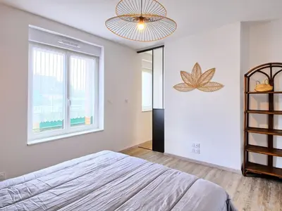 Un ou plusieurs lits dans un hébergement de l'établissement Holiday Home Les yeux dans la baie by Interhome