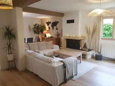 Coin salon dans l'établissement Maison aux portes de Caen