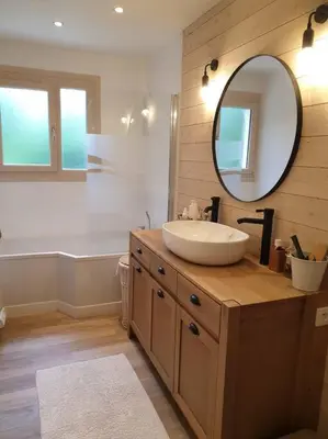 Salle de bains dans l'établissement Maison aux portes de Caen