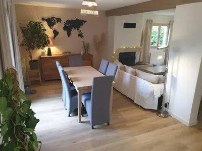 Coin salon dans l'établissement Maison aux portes de Caen