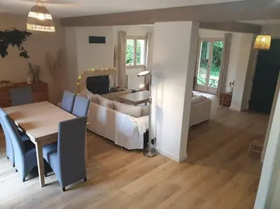Coin salon dans l'établissement Maison aux portes de Caen