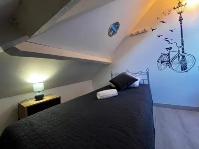 Un ou plusieurs lits dans un hébergement de l'établissement La Maison Sable - Chaleureuse Familiale avec Jardin-300m de la plage