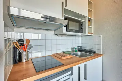 Cuisine ou kitchenette dans l'établissement Le Répit - Vue port à 200m de la plage