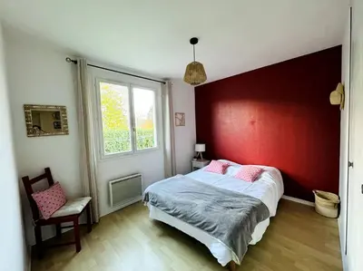 Un ou plusieurs lits dans un hébergement de l'établissement Maison rénovée et chaleureuse proche du mémorial
