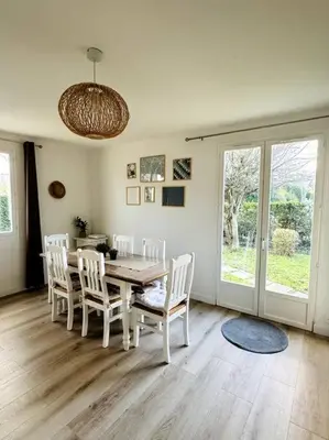 Télévision ou salle de divertissement dans l'établissement Maison rénovée et chaleureuse proche du mémorial