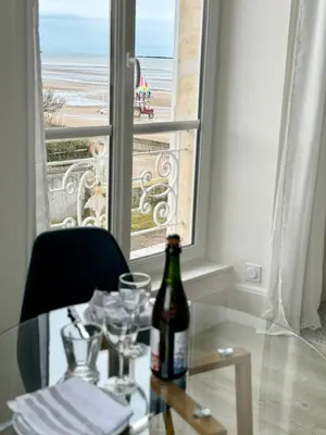Boissons dans l'établissement Sunny Apt on D-Day Beach with Parking