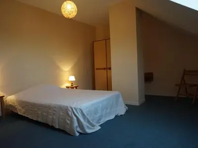 Un ou plusieurs lits dans un hébergement de l'établissement Duplex lumineux 3 chambres, terrasse, parking, à deux pas de la plage de Cabourg - FR-1-465-103