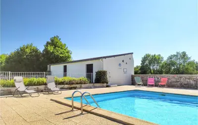 Piscine de l'établissement Beautiful Home In Montmartin-Sur-Mer ou située à proximité