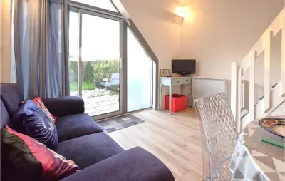 Télévision ou salle de divertissement dans l'établissement Beautiful Home In Montmartin-Sur-Mer