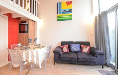 Coin salon dans l'établissement Beautiful Home In Montmartin-Sur-Mer